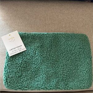 Noted Green Sherpa Laptop Pouch 10x15 NWT
